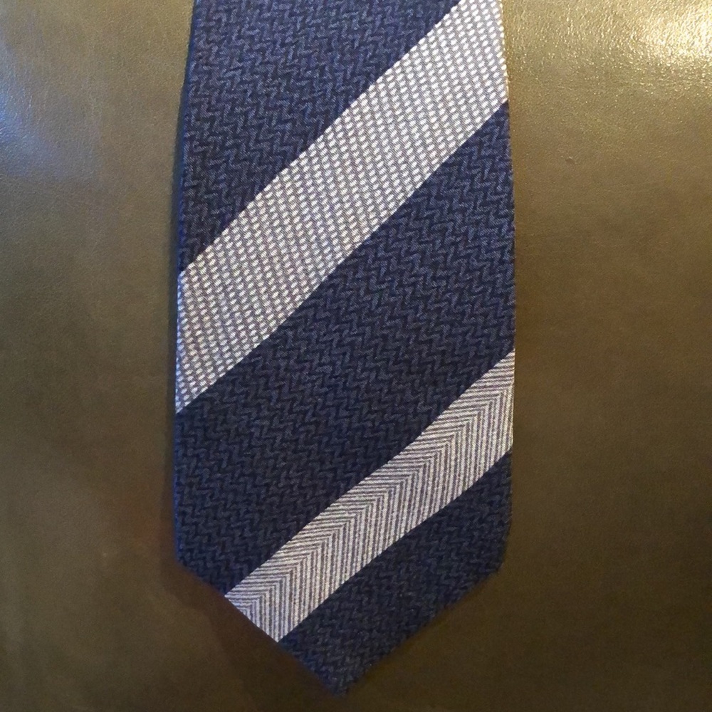 Giorgio Armani Mens Silk Blue Gray Striped Print Neck Tie